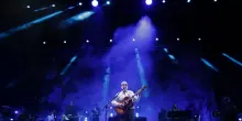 Brunori Sas a Bari, viaggio nei successi fra musica e ironia