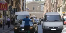 A Napoli 78enne colpito per un 'no' al lavaggio del parabrezza