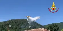 Incendio di bosco nel Pesarese, in azione anche mezzi aerei
