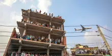 Bangladesh: aereo militare si schianta su una scuola, 20 morti