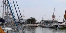 Bimba di 9 anni cade in mare con sedia a rotelle, salvata