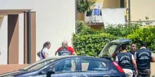 Omicidio-suicidio a Pisa, spara alla moglie e poi si uccide