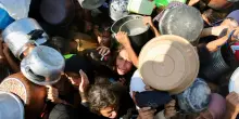 'L'esercito israeliano ha distrutto e seppellito aiuti per Gaza contenuti in oltre mille camion'