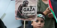 Gaza alla fame: 'Morti tre bimbi, 100.000 a rischio'. Dall'esercito ok al lancio di aiuti umanitari