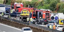 Quattro morti in scontro fra auto sulla Torino-Milano, una era contromano. Incidente tra un'auto e un pulmino nel Barese, morta una donna incinta