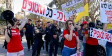 Netanyahu al kibbutz Nir Oz tra le proteste. 94 i morti a Gaza oggi, 45 in fila per gli aiuti