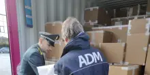 Sequestrati 600 mila accendini nel porto della Spezia