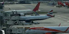 Controllo aereo in tilt, oltre 150 voli cancellati in Gb
