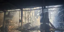 Massiccio attacco russo sulla regione di Kharkiv, un asilo in fiamme