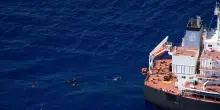 Sea Watch, una donna sta per partorire sul mercantile che ha salvato 98 migranti dal naufragio