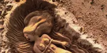 Incendi Sardegna, in una scultura sabbia i Quattro mori bruciano