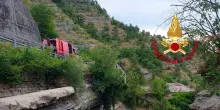 Si tuffa nelle cascate del fiume, 25enne muore nel Fiorentino