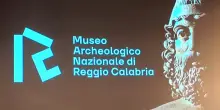 La casa dei bronzi di Riace ha un nuovo logo identitario