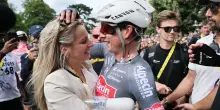 Tour: Philipsen vince la prima tappa, è anche maglia gialla