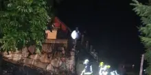 Fango e detriti bloccano l'auto di una famiglia con due bambini
