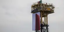 Protesta Greenpeace, opera d'arte su piattaforma gas Shell