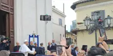 Piazza piena a Castel Gandolfo, atteso il Papa per la messa