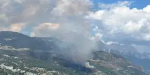 Prosegue incendio in Valle d'Aosta, distrutto un edificio