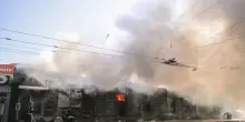 Due morti in attacchi russi in Ucraina, droni verso Mosca