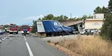 Tir colpisce auto sull'Aurelia e sfonda edificio, un morto