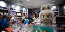 Corsa alle Labubu, il produttore cinese delle bambole triplica le vendite