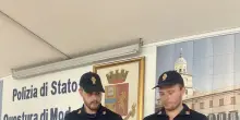Occupa una casa e aggredisce i vicini con un bastone, arrestato
