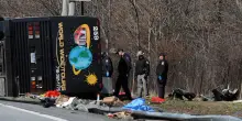 Bus con a bordo turisti si ribalta nello Stato di New York, 5 morti