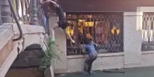 Gondola si ribalta, turisti in acqua in un canale di Venezia