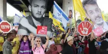 Nuovi attacchi israeliani a Gaza, 24 morti dall'alba. Mobilitazione per gli ostaggi in tutta Israele: bloccata l'autostrada a Tel Aviv