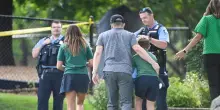 Minneapolis, spara contro bimbi a messa in una chiesa cattolica: ne uccide due e ne ferisce 14