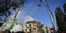 Ucraina sotto attacco nella notte. Colpita Kiev, dieci morti e 45 feriti. Tra le vittime un bambino