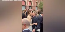 Venezia, bacio sulla bocca fra Willem Dafoe ed Emma Stone