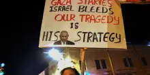 Manifestanti incendiano i cassonetti intorno alla casa di Netanyahu