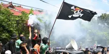 Le proteste della GenZ hanno un simbolo: la bandiera del manga One Piece