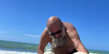 Travolto dalla corrente, cani bagnino salvano un 59enne