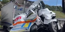 Camion salta la corsia in A1, tre morti su un'ambulanza. Autostrada bloccata