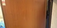 Svastica e scritta 'ebrei' su porta di un appartamento a Milano