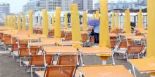 Scontro sulle spiagge vuote, le opposizioni incalzano sui salari