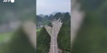 Cina, un'autostrada costruita attraverso pendii montuosi a strapiombo