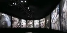 Volti soffocati nella plastica, mostra 'Breathtaking' a Venezia