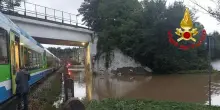 Maltempo: in Lombardia treno fermato a pochi metri da una voragine. Frana all'Elba