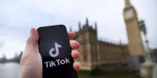 Francia, commissione raccomanda divieto TikTok sotto i 15 anni