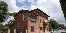 Ville, quadri e anche una pantera in bronzo in eredità
