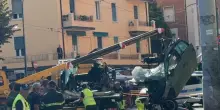 Si schiantano durante un inseguimento della polizia, morto un diciottenne