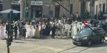 Torino, matrimonio con cavalli manda il traffico in tilt
