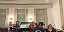 Protesta Pro Pal interrompe Consiglio comunale Milano