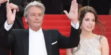 Il terzo figlio di Alain Delon denuncia i fratelli per l'eredità