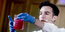 Lo scienziato che spiega ai bambini la chimica e i cosmetici