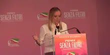 Meloni scherza sul derby Roma-Lazio: "Mi sbrigo che non voglio fare come Fantozzi con la radiolina"