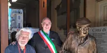 Ad Alassio una statua di Pertini in piazza dedicata a partigiani